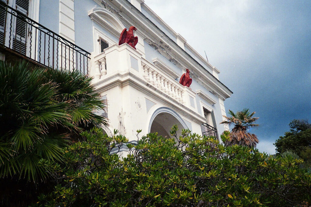 beau domaine avec des statues d'aigles rouge