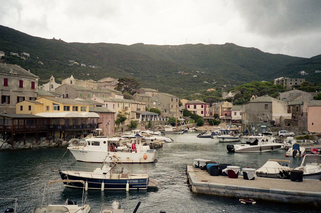 port avec des bateau et des montagne